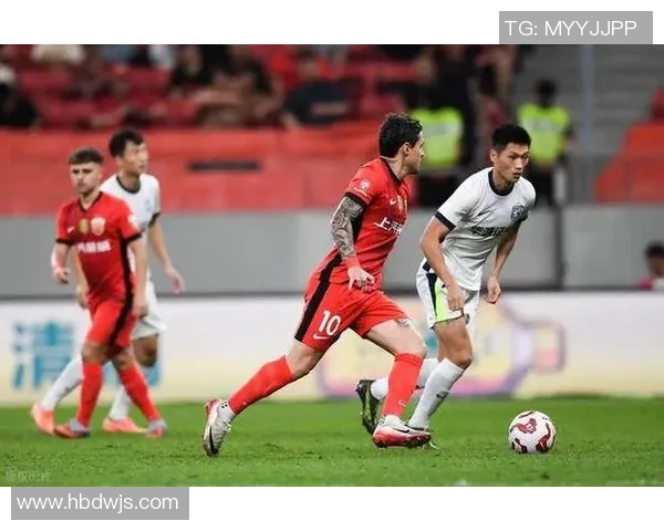 从逆境到巅峰 足球励志球星的拼搏历程与奋斗精神